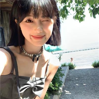 27套礼服海报